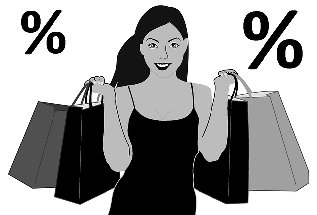 Eine Frau zeigt Einkaufstüten und ein Prozentzeichen und demonstriert Werbetaktiken.