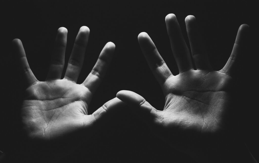 Ein monochromes Bild der Hände einer Person.