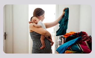 Eine Frau macht Multitasking mit ihrem Baby inmitten eines Kleiderschranks voller Kleidung und fängt einen Schnappschuss des alltäglichen Familienlebens ein.