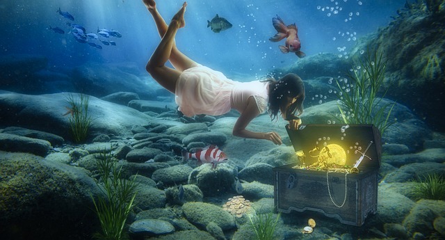 Ein Mädchen schwimmt mit einer Schatztruhe im Meer und genießt die Zeit im Familienalltag.