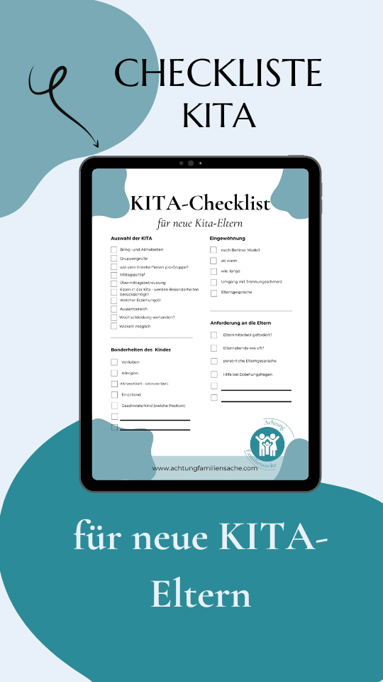 Auf einem digitalen Tablet ist eine Checkliste auf Deutsch für neue Kita-Eltern angezeigt, vor einem Hintergrund mit abstrakten blaugrünen Formen.