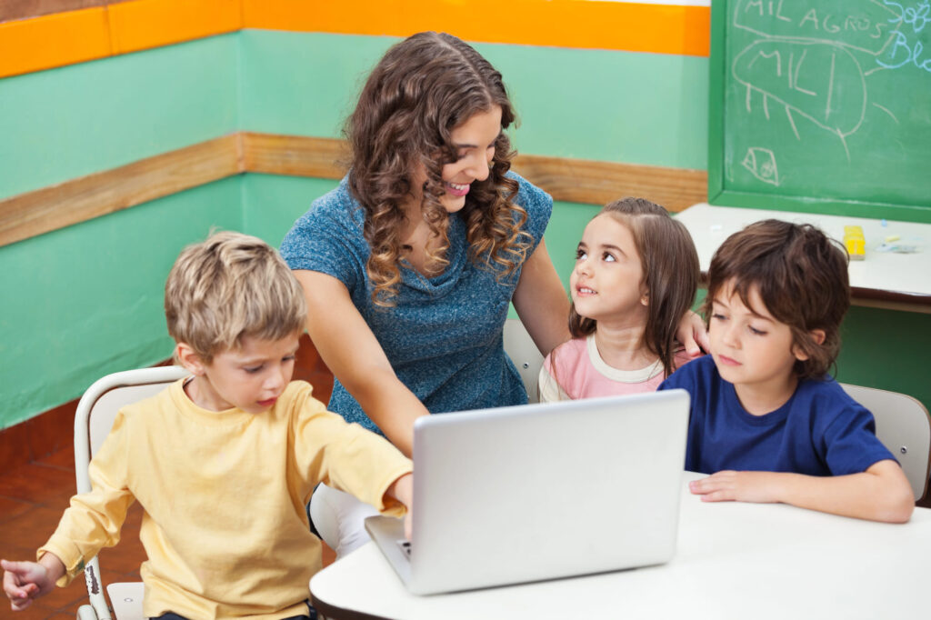 Digitale Vorschulkinder werden von einer Mutter am Tablet begleitet.