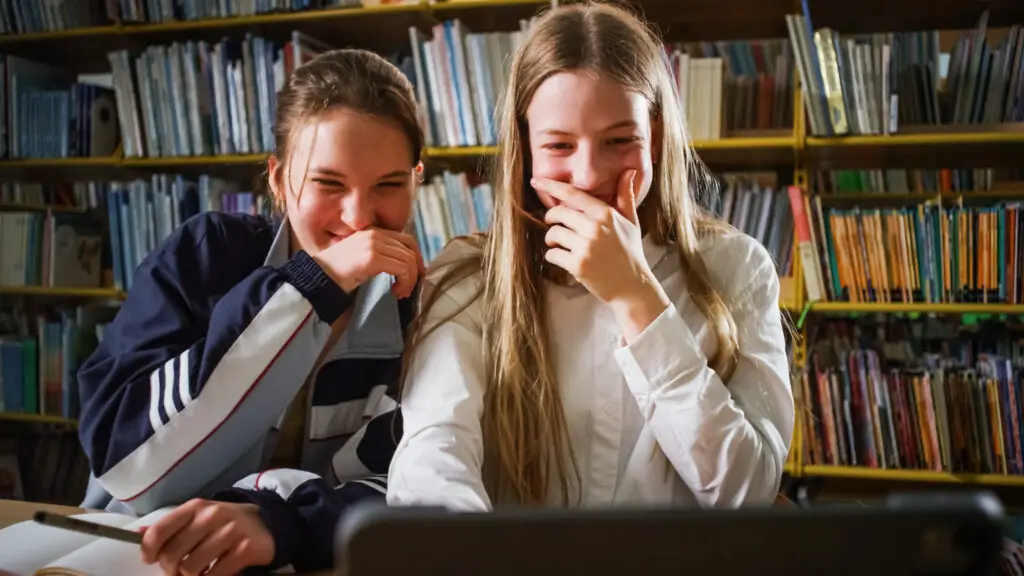 Internet bei Teenager ist für Eltern eine spannende Aufgabe.