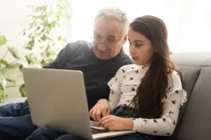 Medienkompetenz in der Familie ist für alle Familienmitglieder ein Thema.