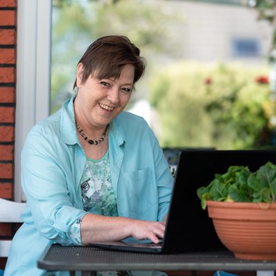 Anna am Rechner Dein Kontakt zu mir
